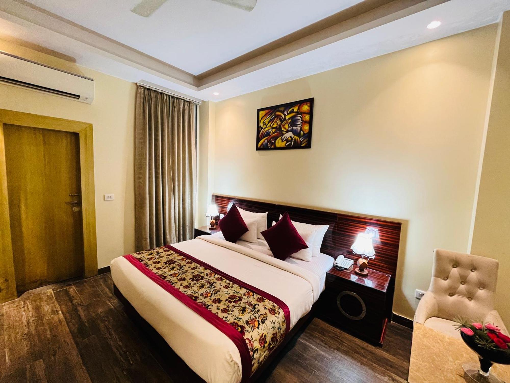 Banz Near Indira Gandhi Airport Delhi Hotel 4*