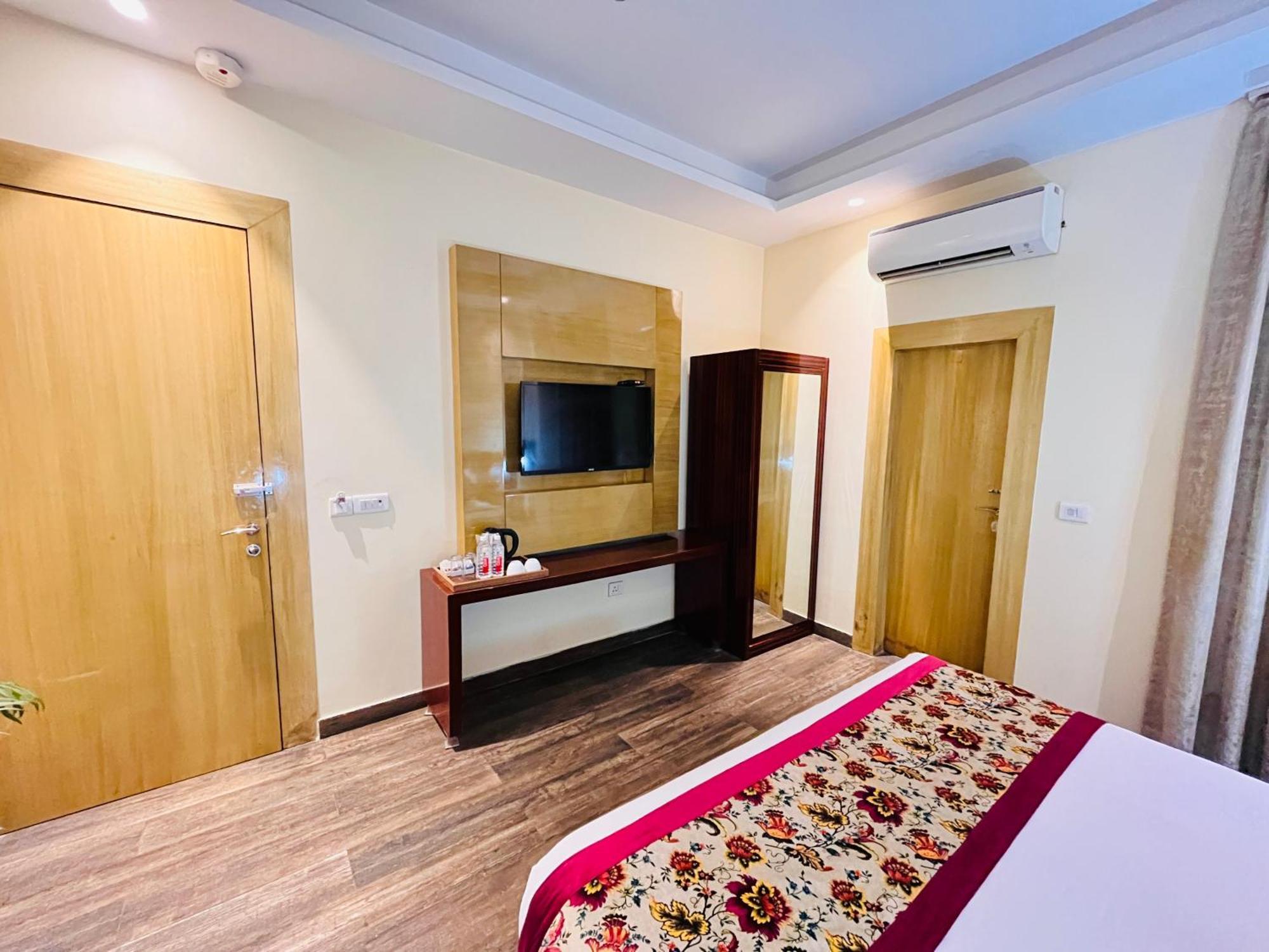 Banz Near Indira Gandhi Airport Delhi 4* New Delhi