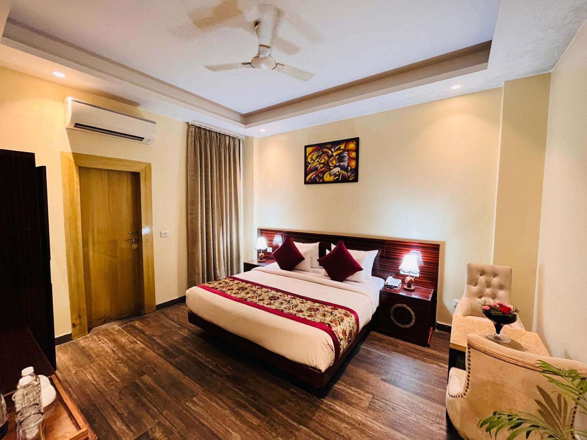 Hotel Banz Near Indira Gandhi Airport Delhi 4*