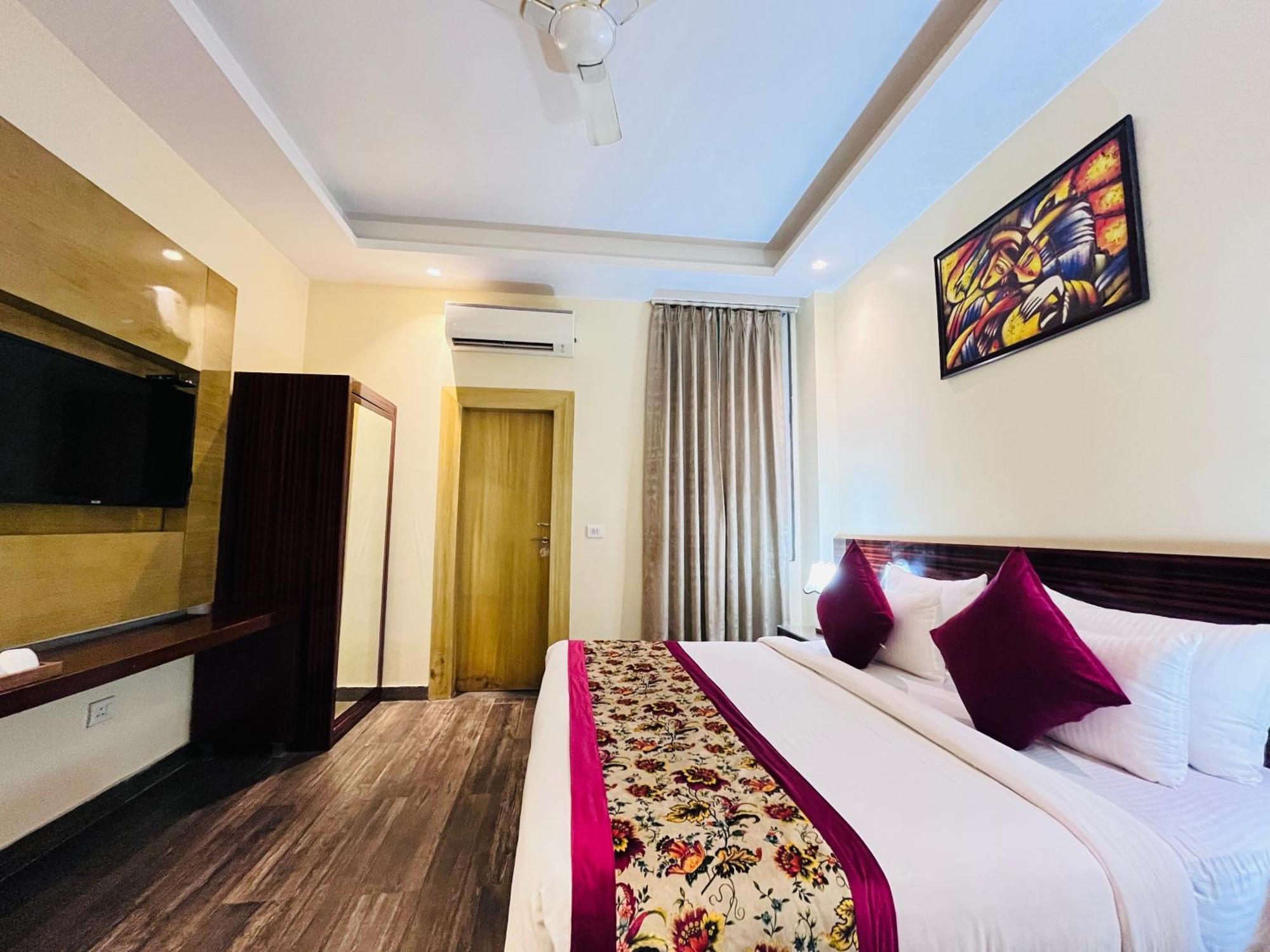 Banz Near Indira Gandhi Airport Delhi 4*