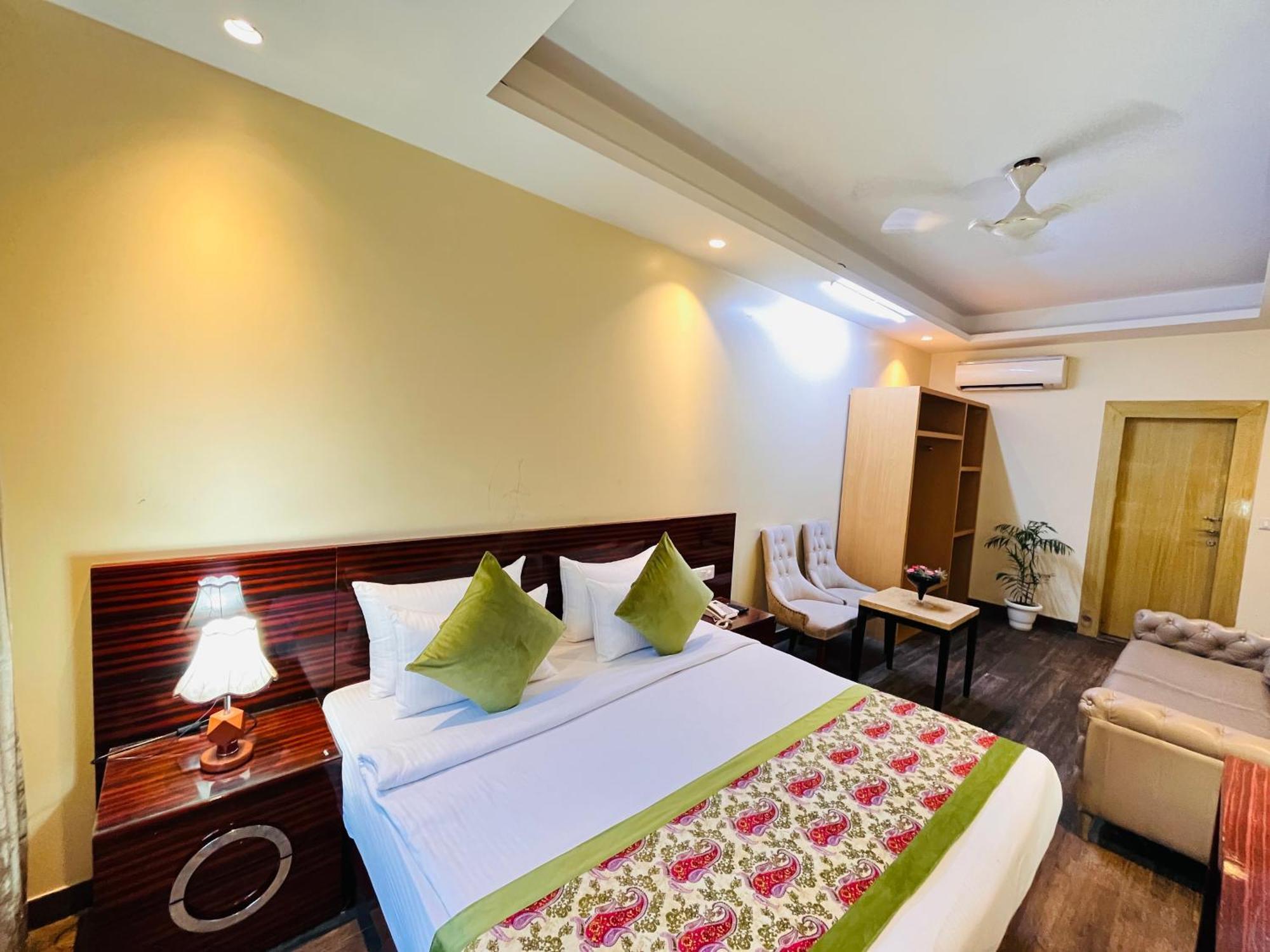 Banz Near Indira Gandhi Airport Delhi Hotel