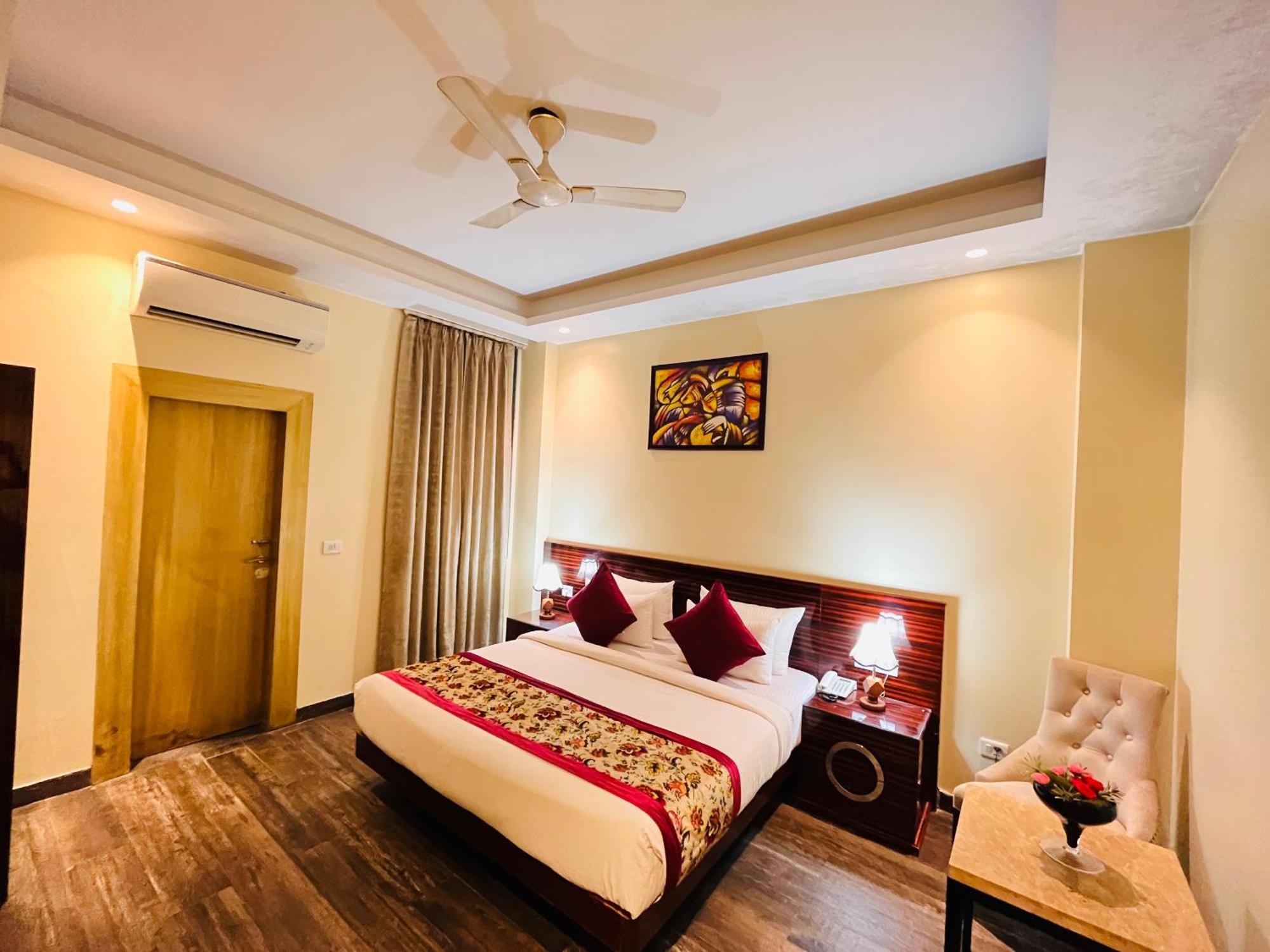 Banz Near Indira Gandhi Airport Delhi Hotel 4*