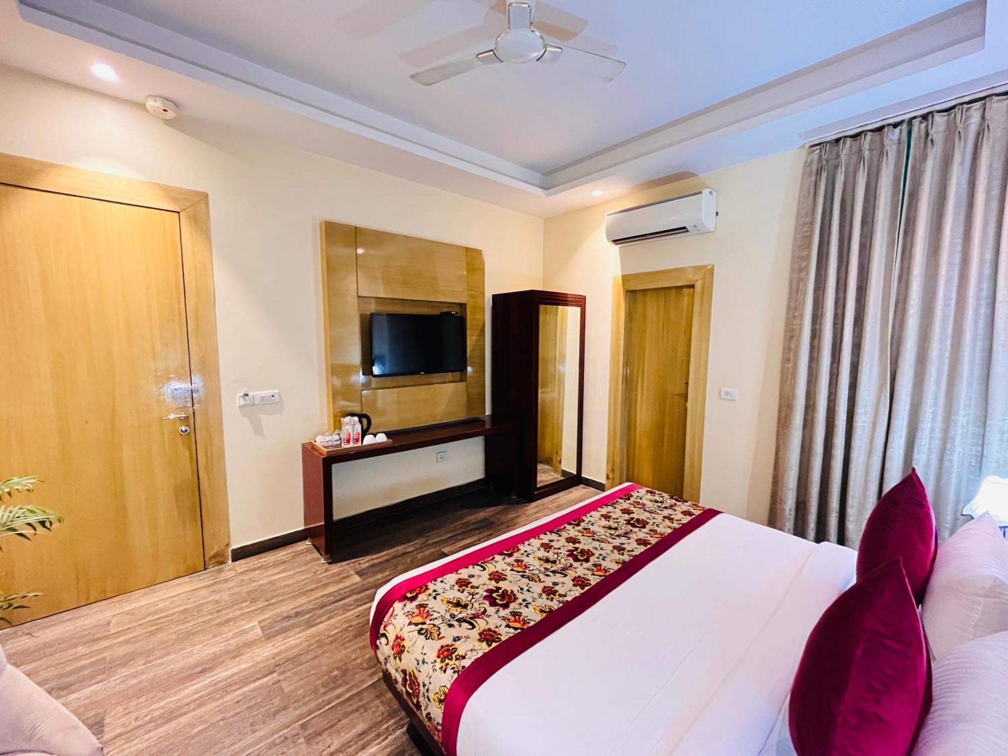Banz Near Indira Gandhi Airport Delhi