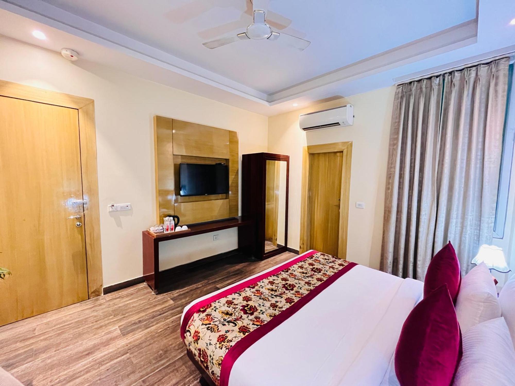 Banz Near Indira Gandhi Airport Delhi Hotel New Delhi