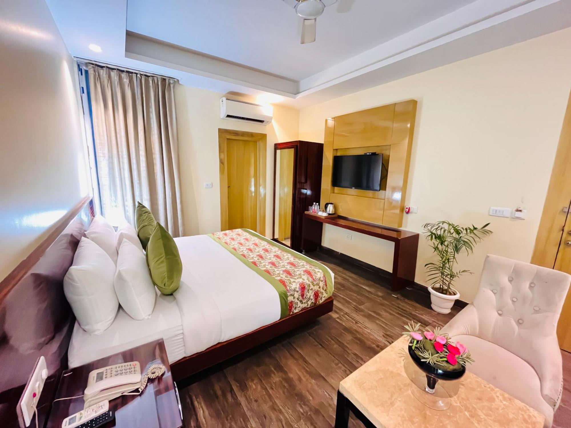 Hotel Banz Near Indira Gandhi Airport Delhi 4*