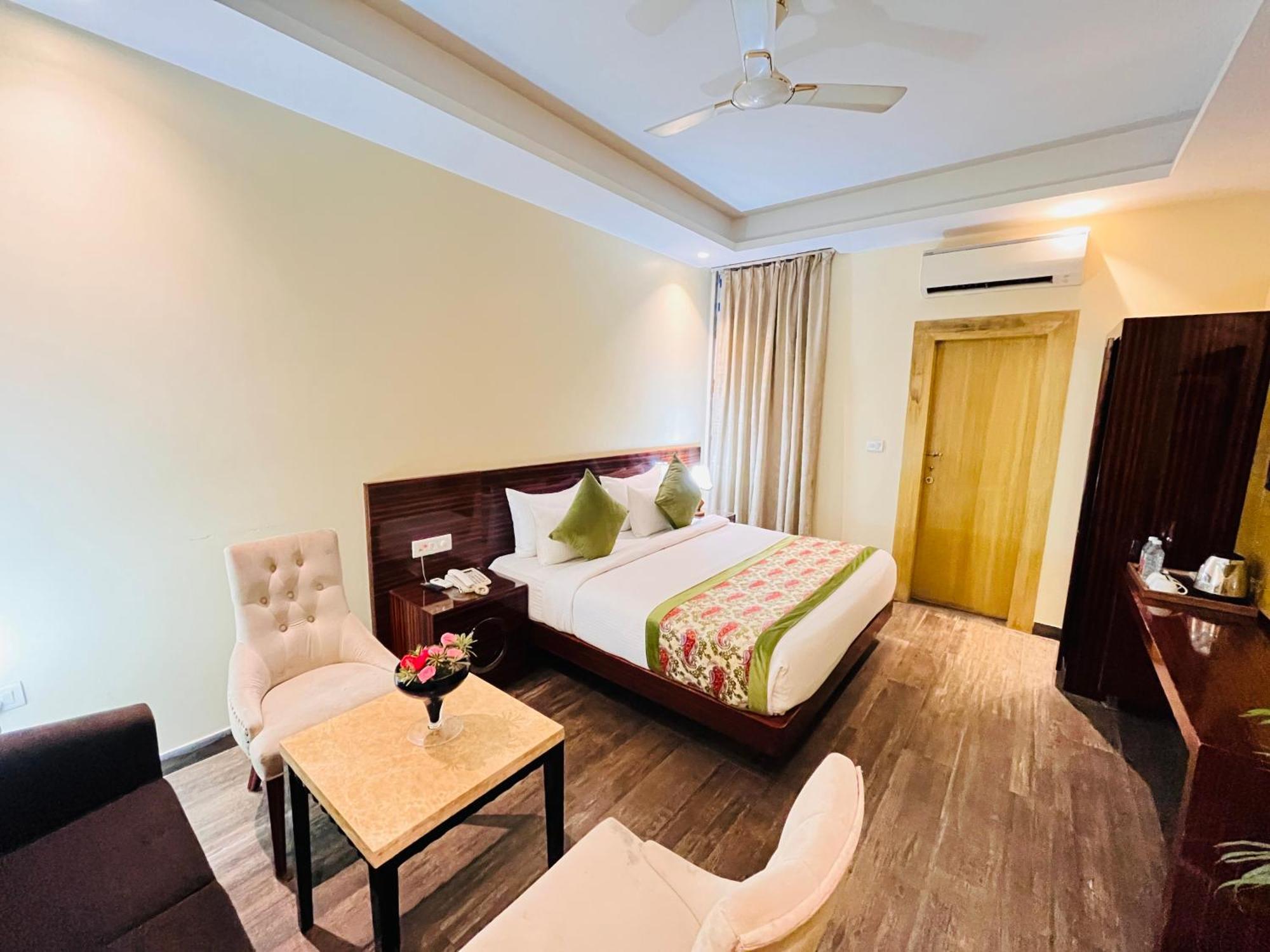 Banz Near Indira Gandhi Airport Delhi 4*