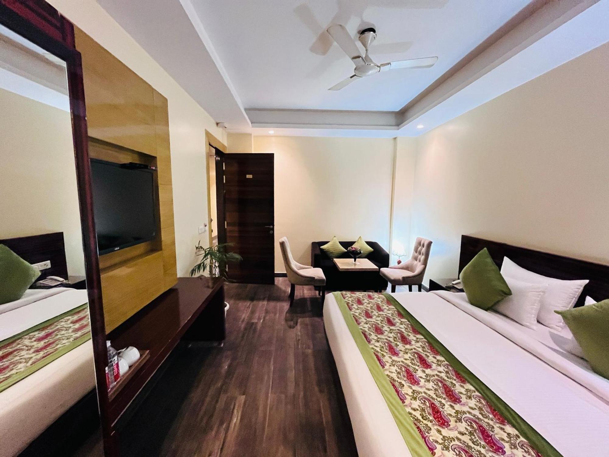 Hotel Banz Near Indira Gandhi Airport Delhi 4*
