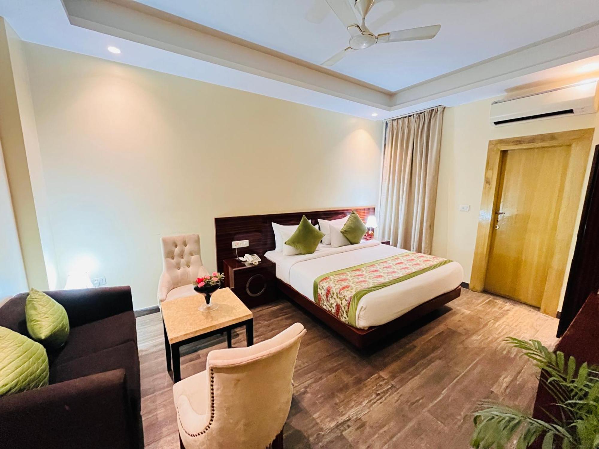 Banz Near Indira Gandhi Airport Delhi Hotel 4*